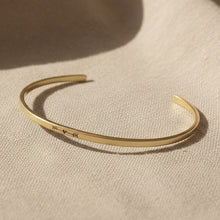 Load image into Gallery viewer, Brass cuff bracelet with fletched heartdesign